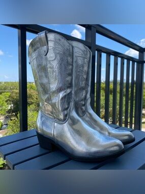 STEVE MADDEN Metallic Silver Cowboy Boots